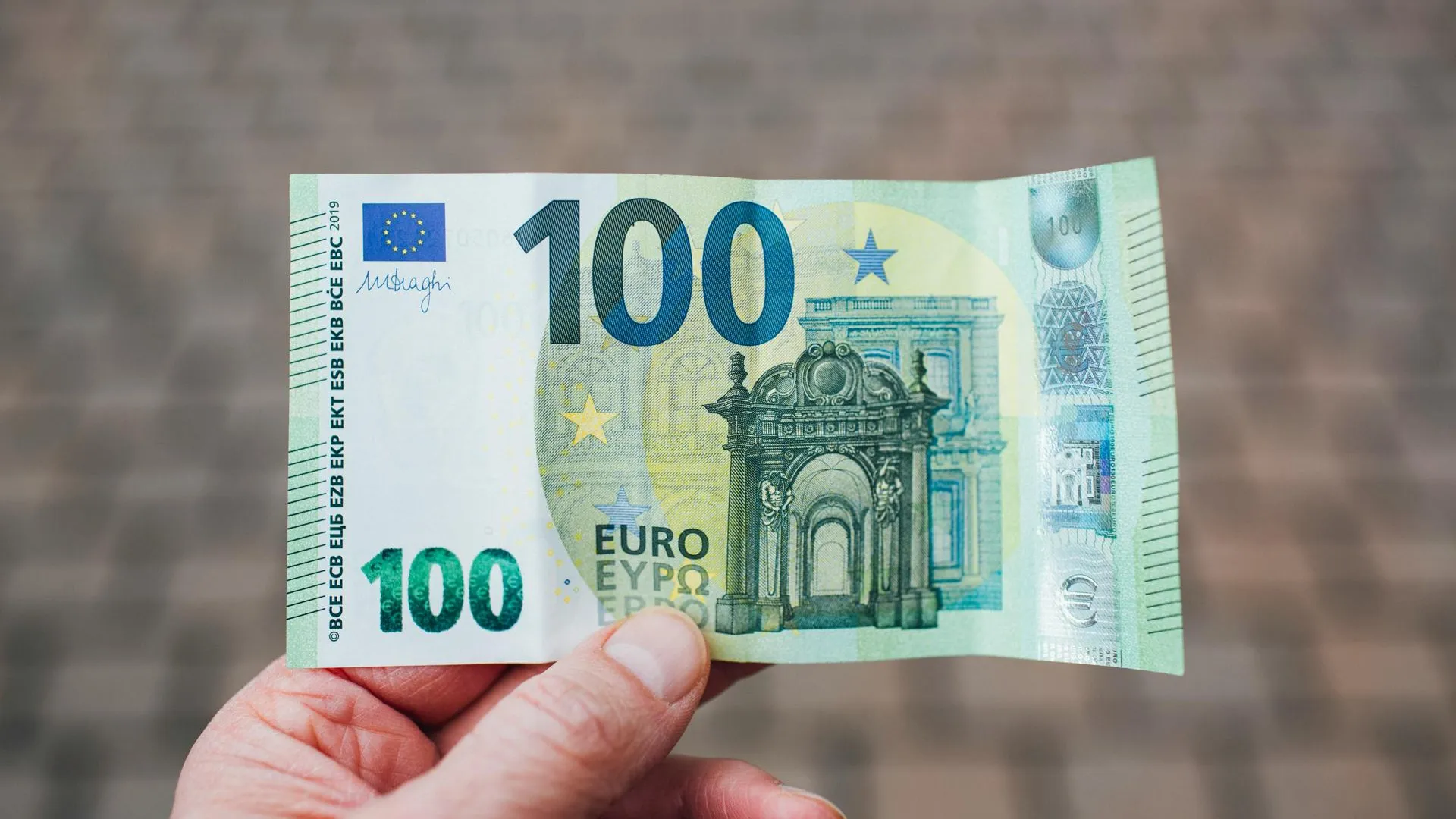 Курс евро на Мосбирже опустился ниже 97 рублей
