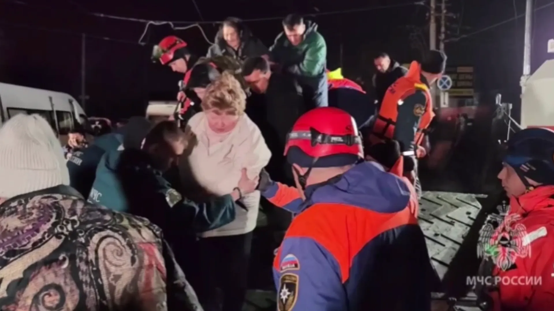 МЧС наращивает группировку в зоне затопления в Оренбургской области