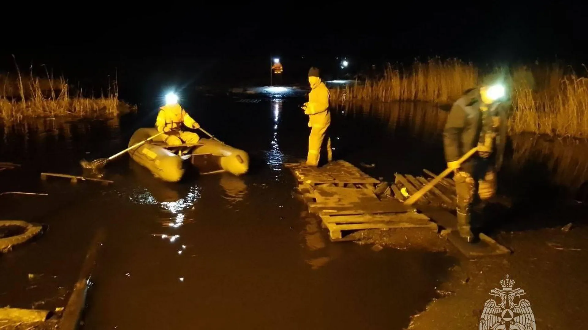 Сотрудники МЧС спасли 24 рыбаков со льдины в Челябинской области