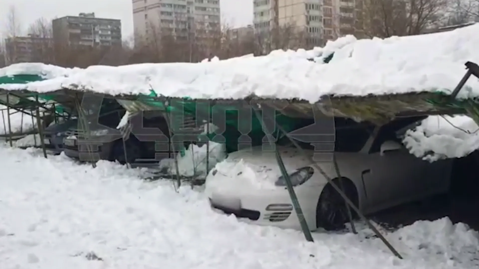 SHOT: крыша парковки рухнула на автомобили на северо‑востоке Москвы