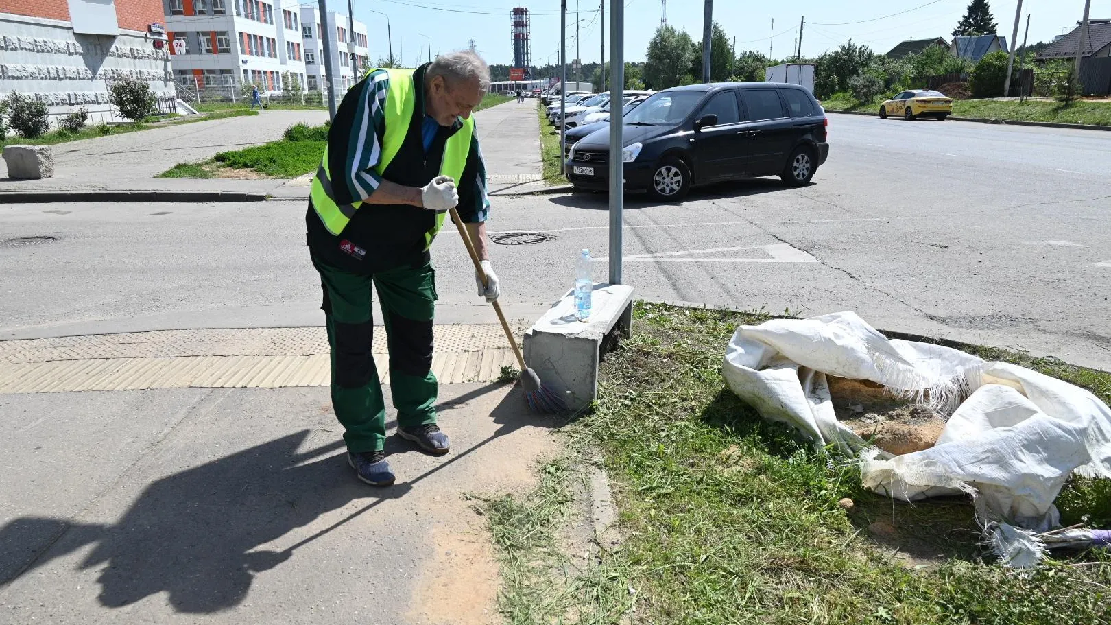 Комплексная летняя уборка дорог стартовала в Ленинском округе