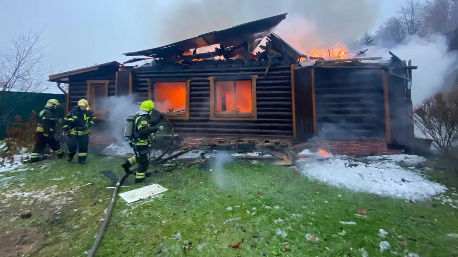 Тело мужчины нашли после пожара в частном доме в новой Москве