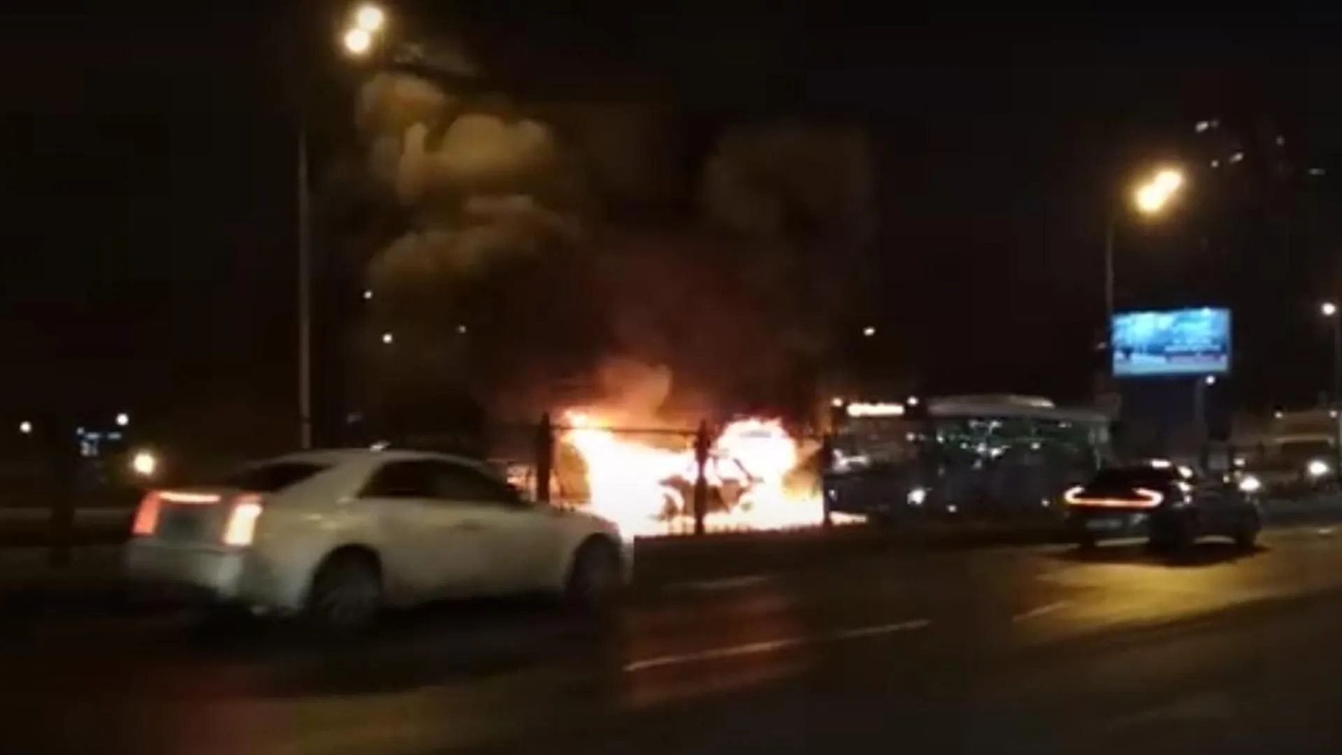 Видео с места возгорания автомобиля у станции метро «Кунцевская» в Москве |  РИАМО | РИАМО