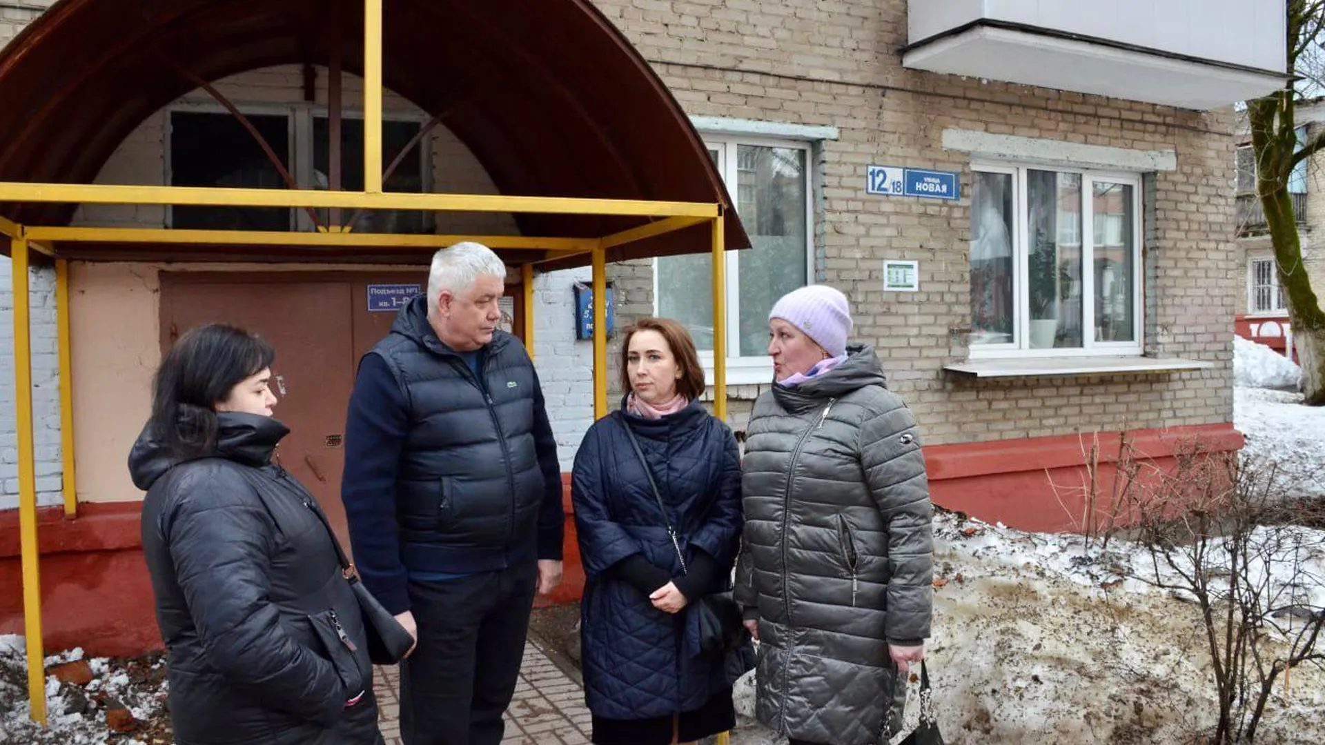Депутат Мособлдумы Ефимов проверил ремонт кровли дома по улице Новой в Балашихе
