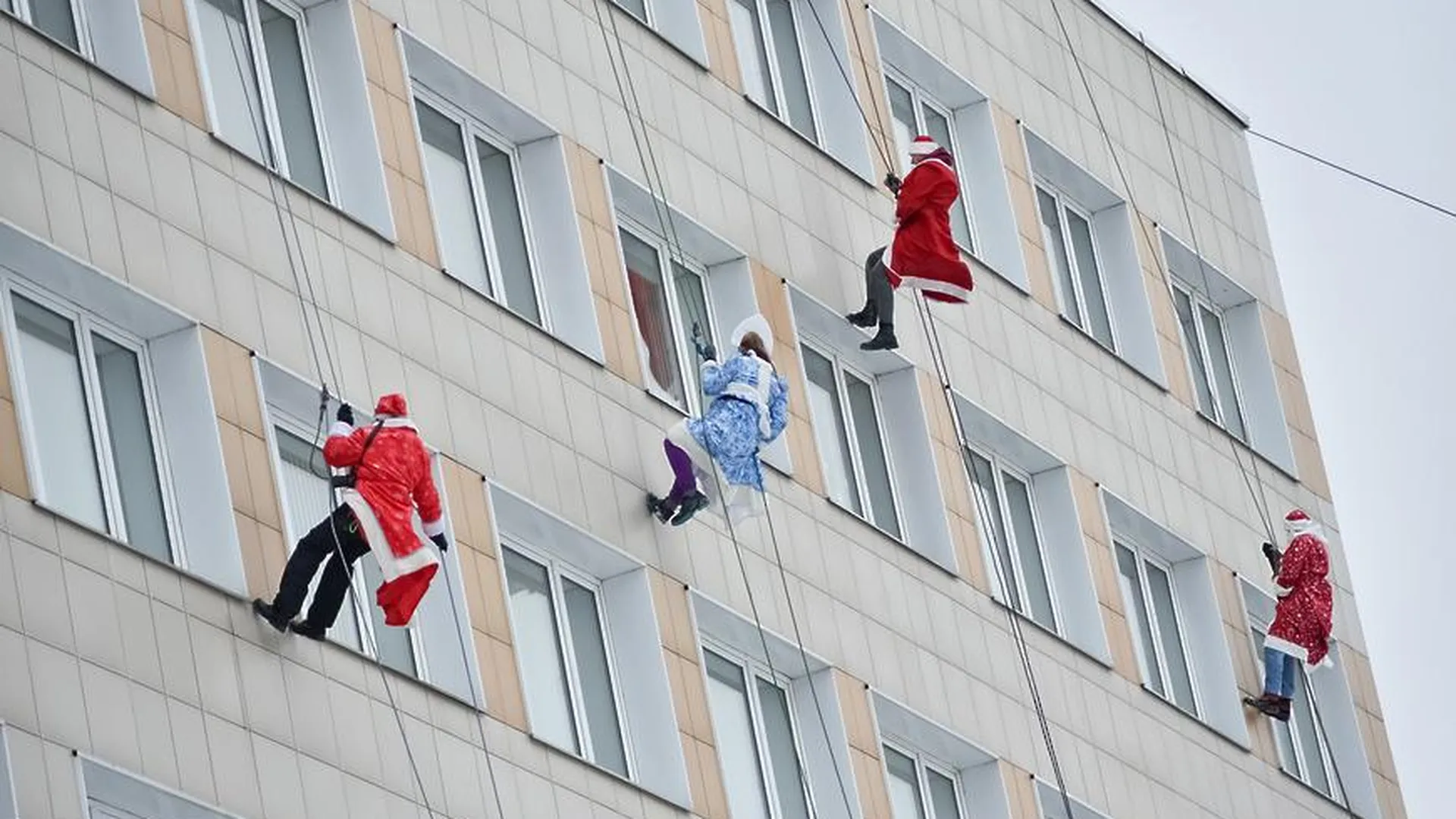 В Балашихе Деды Морозы поздравили онкобольных детей с праздником, спустившись с крыши