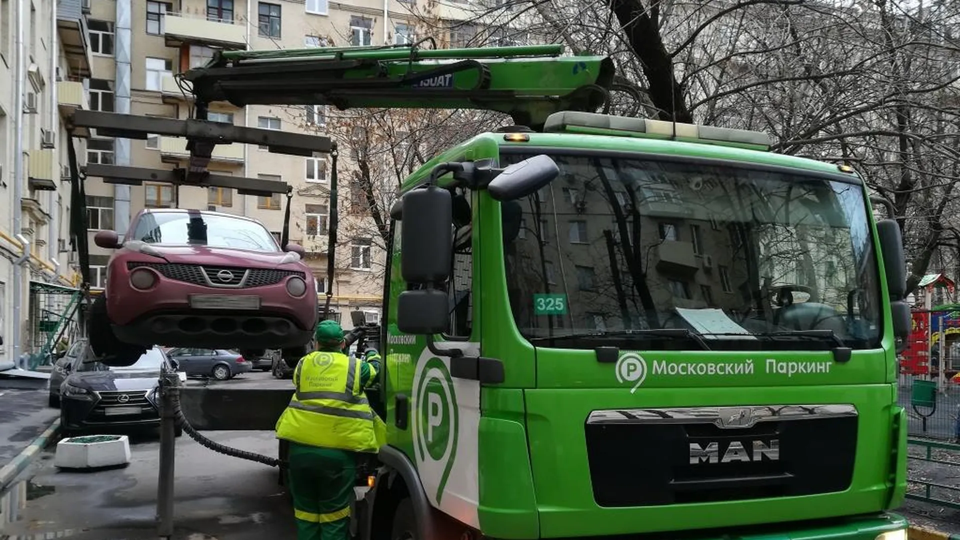 Московский паркинг» эвакуировал 35 поврежденных и застрявших машин на  праздниках | РИАМО