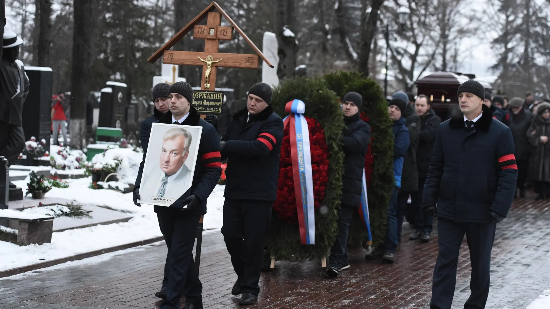 Гроб с телом Михаила Державина доставили на Новодевичье кладбище