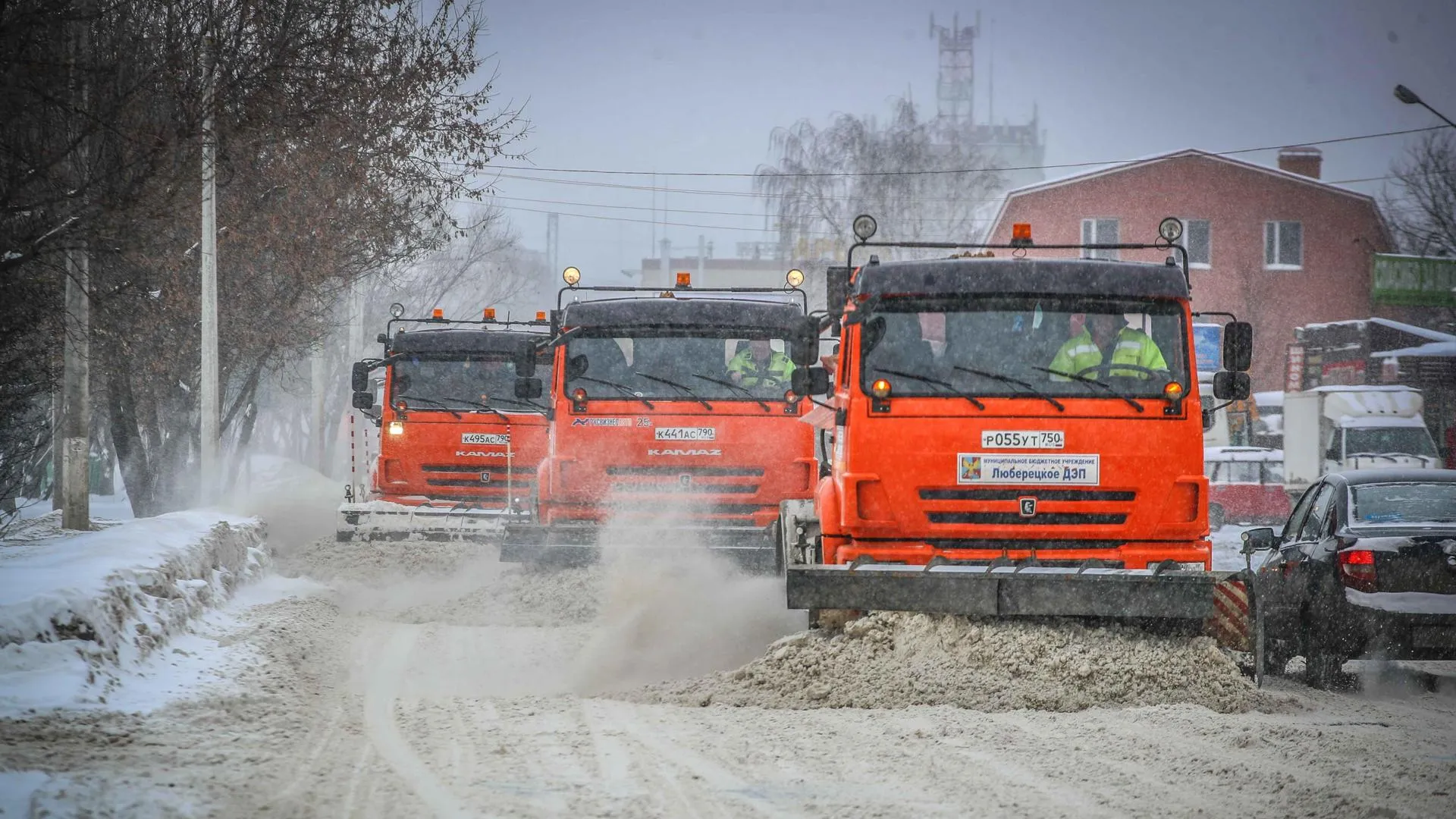 Дорожные службы Подмосковья продолжают устранять последствия мощного  снегопада | РИАМО в Мытищах