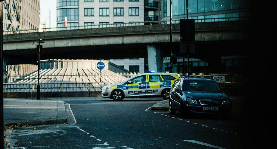 Мужчина с мечом убил 13-летнего мальчика на востоке Лондона
