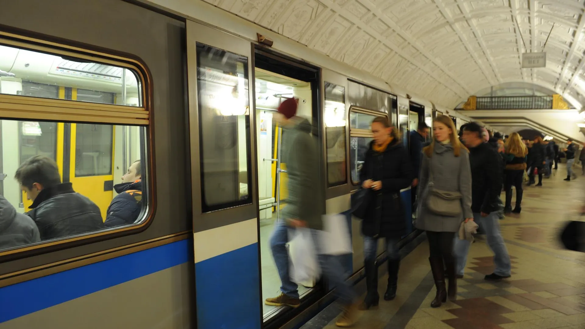 Заградительные экраны в метро Москвы установить невозможно — Муратов