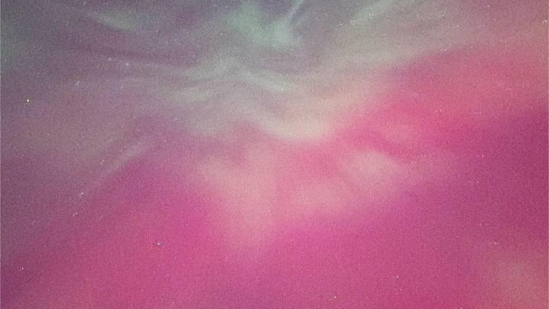 Жители южных регионов России увидели в небе красное полярное сияние