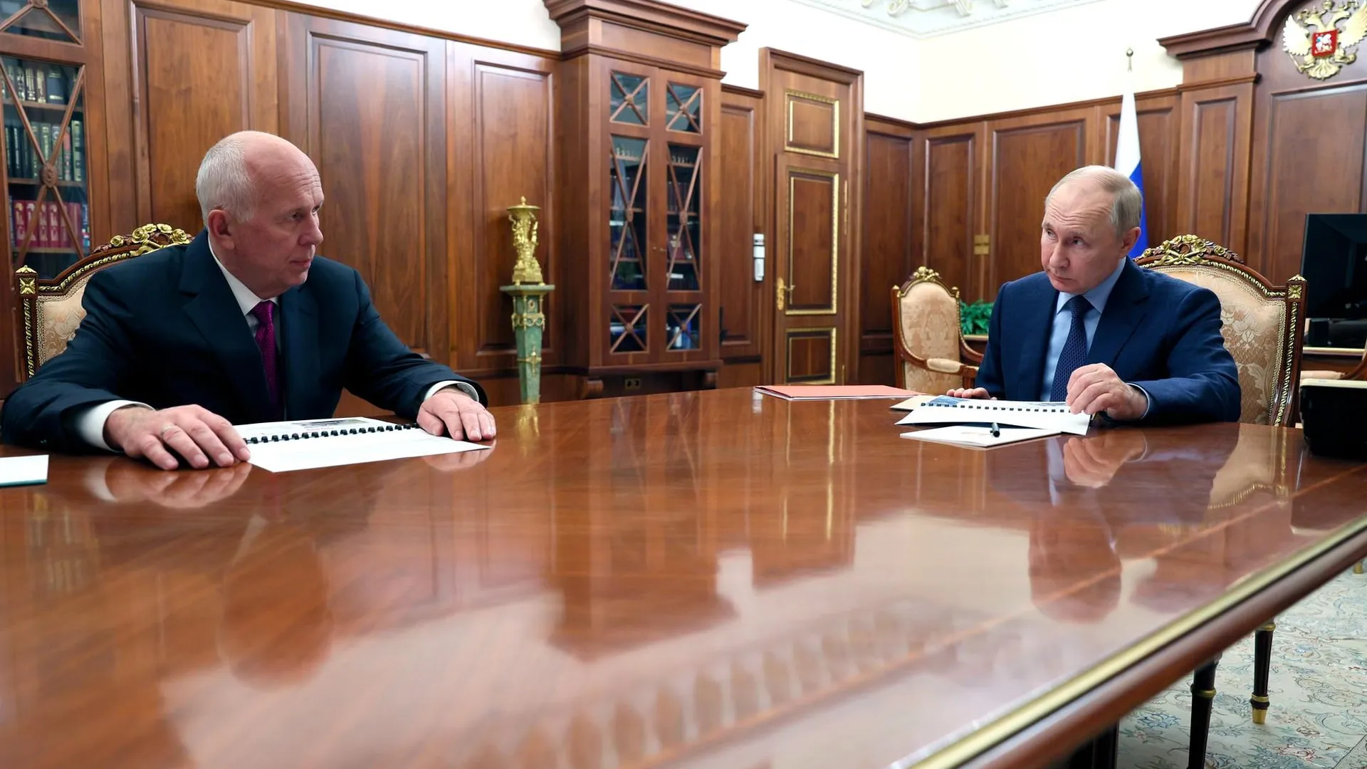 Путин провел встречу с гендиректором «Ростеха» Чемезовым