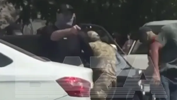 В Дагестане водитель жестко сбил заблокировавших его силовиков
