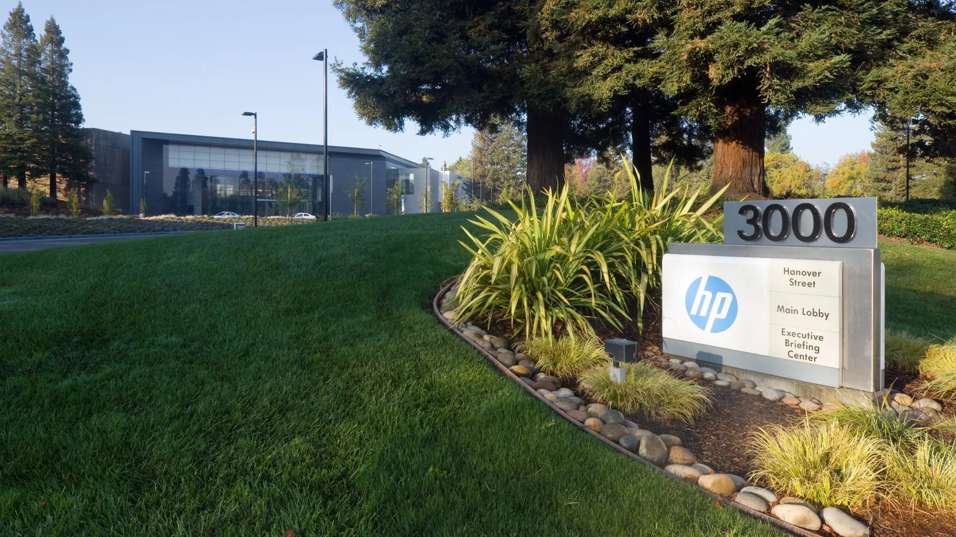 Mash: компания HP досрочно закончила работать в России