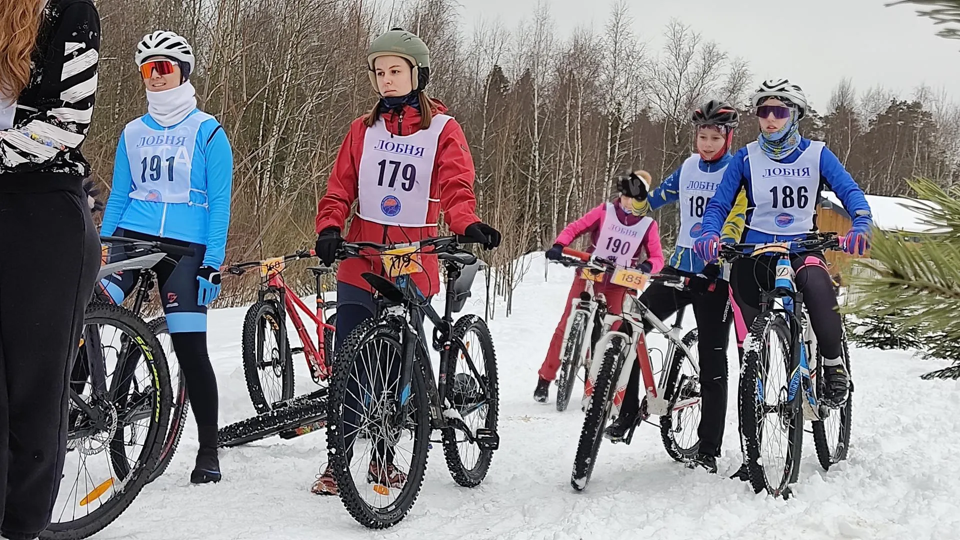 Более 80 участников из разных городов вышли на старт традиционной велогонки «Снежные дюны»