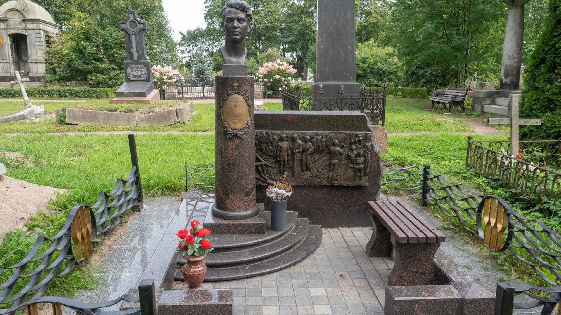 В Петербурге вновь осквернили могилу чемпиона Олимпиады Тюкалова. С памятника сняли бронзу