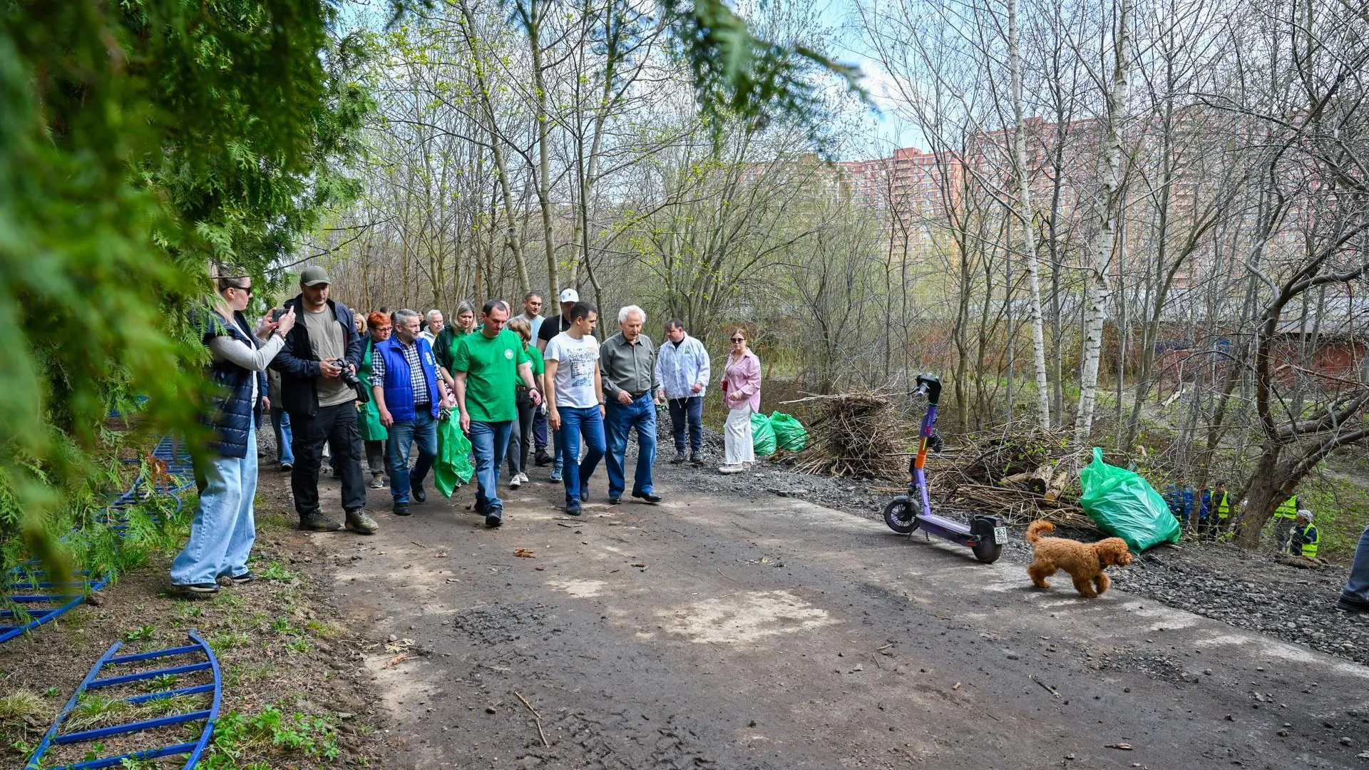 Жители Ленинского округа навели порядок в сквере «Сосенки»