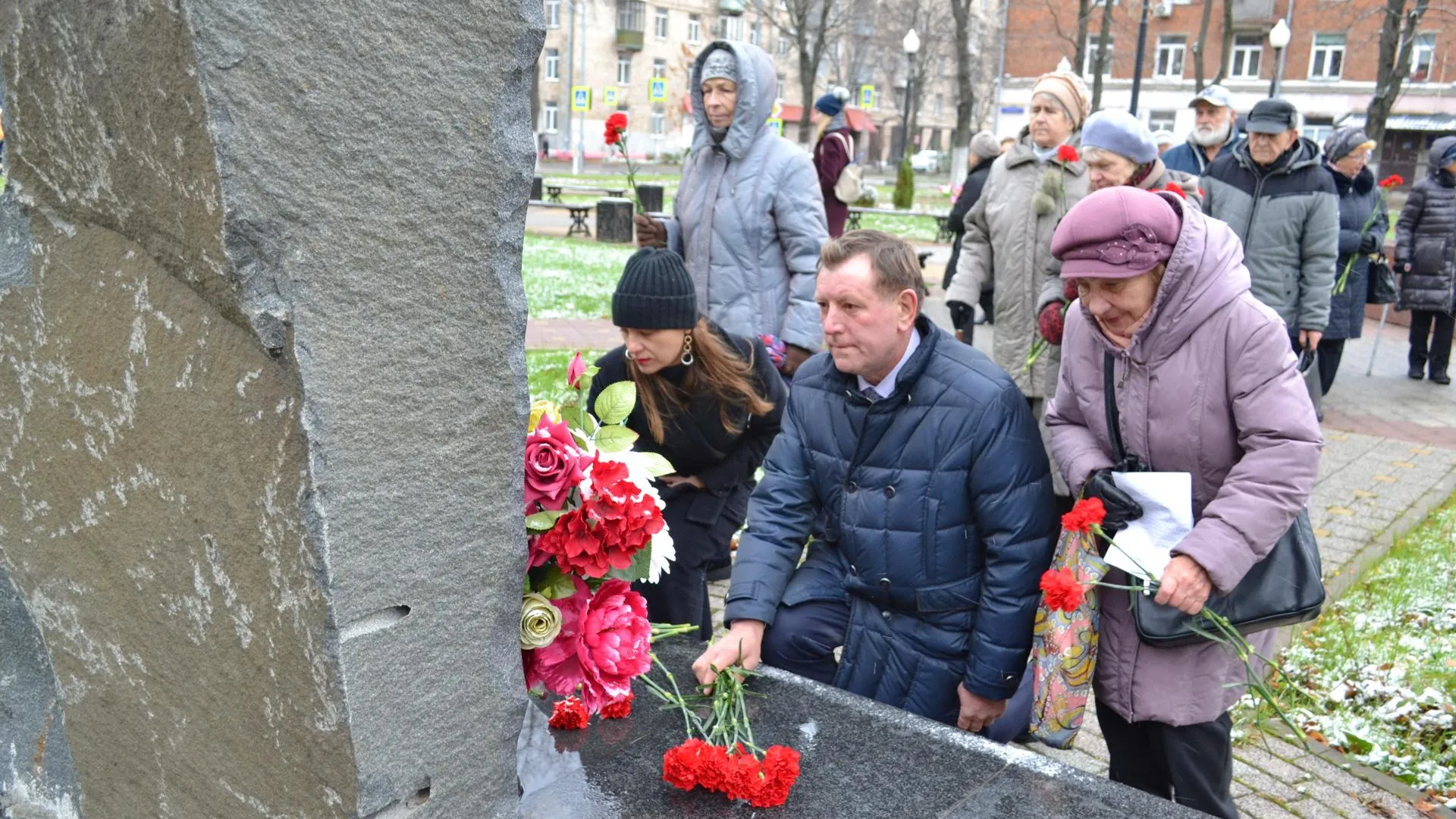 Жители Балашихи возложили цветы к памятному камню жертвам политических репрессий