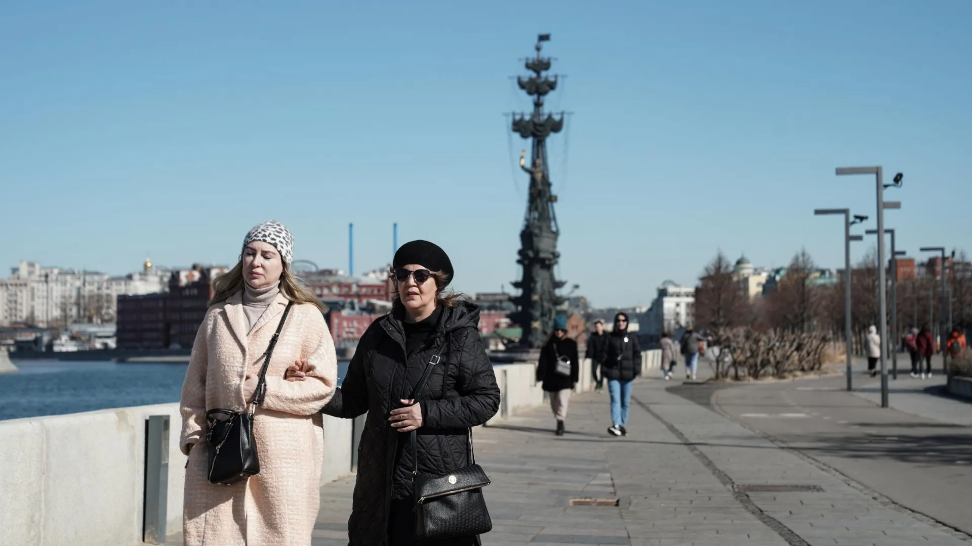 Весна в Москве: как жители города радуются теплой погоде