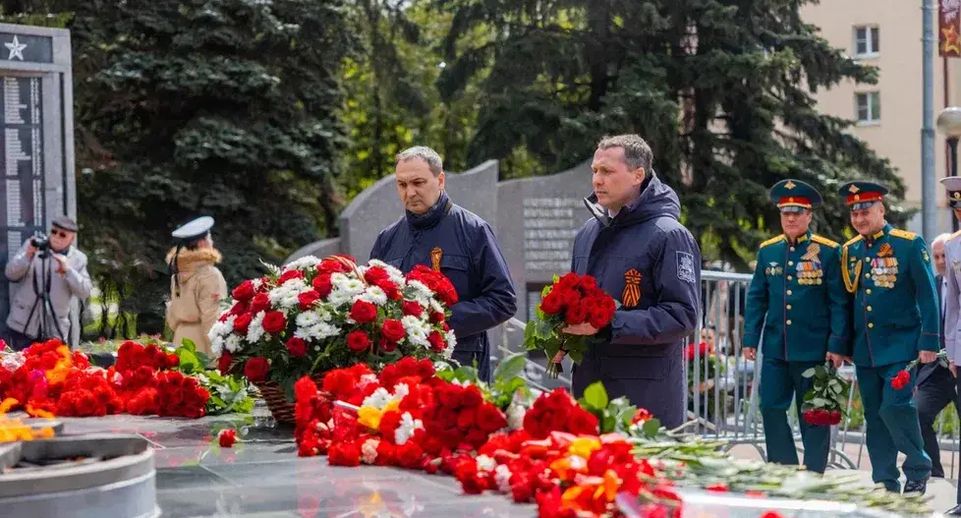 Алексей Ересько и Михаил Хайкин возложили цветы у обелиска «Славы» в Домодедове