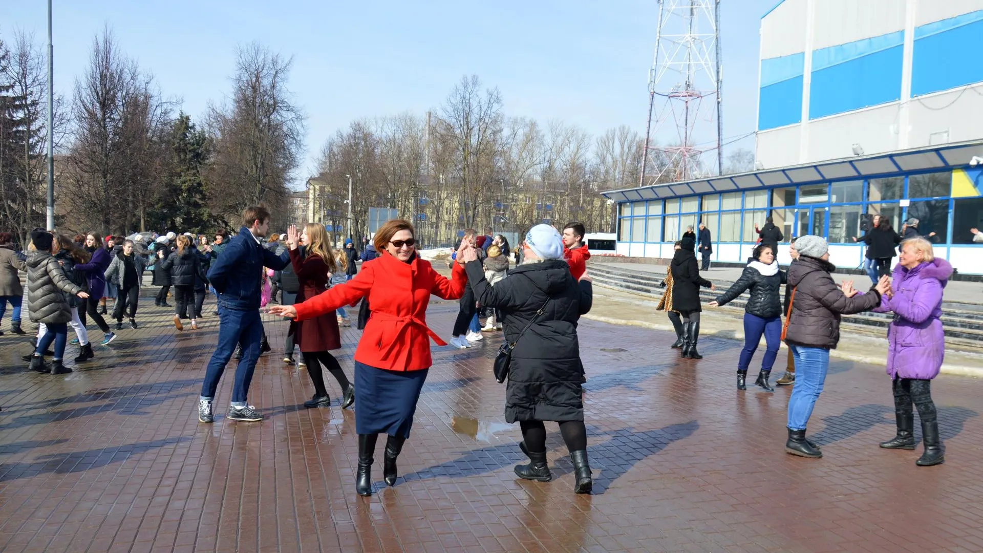 Две сотни жителей Воскресенского района закружились под «Севастопольский вальс»