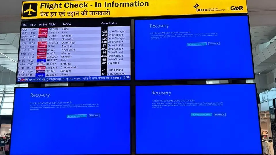 «Синий экран смерти» и толпы людей: фото из аэропортов мира после сбоя Windows