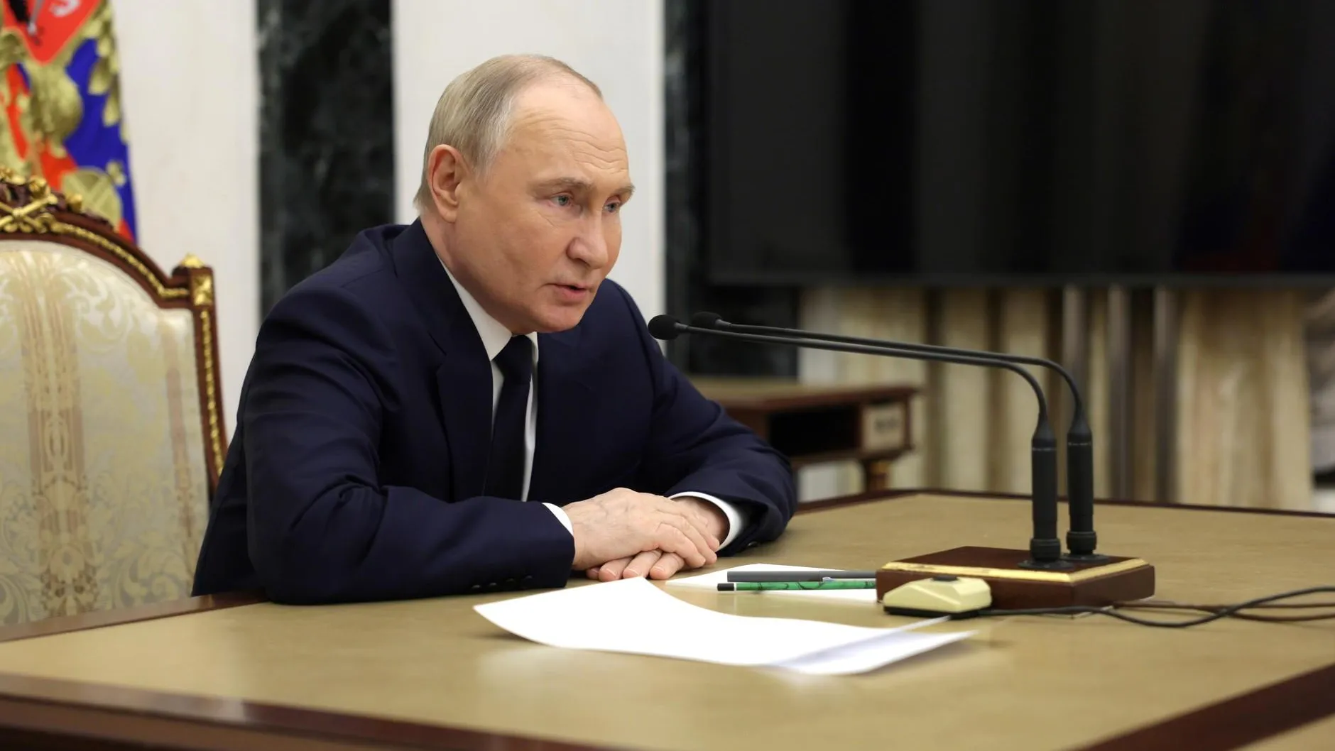 Песков: Путин после атаки на Севастополь постоянно контактирует с военными