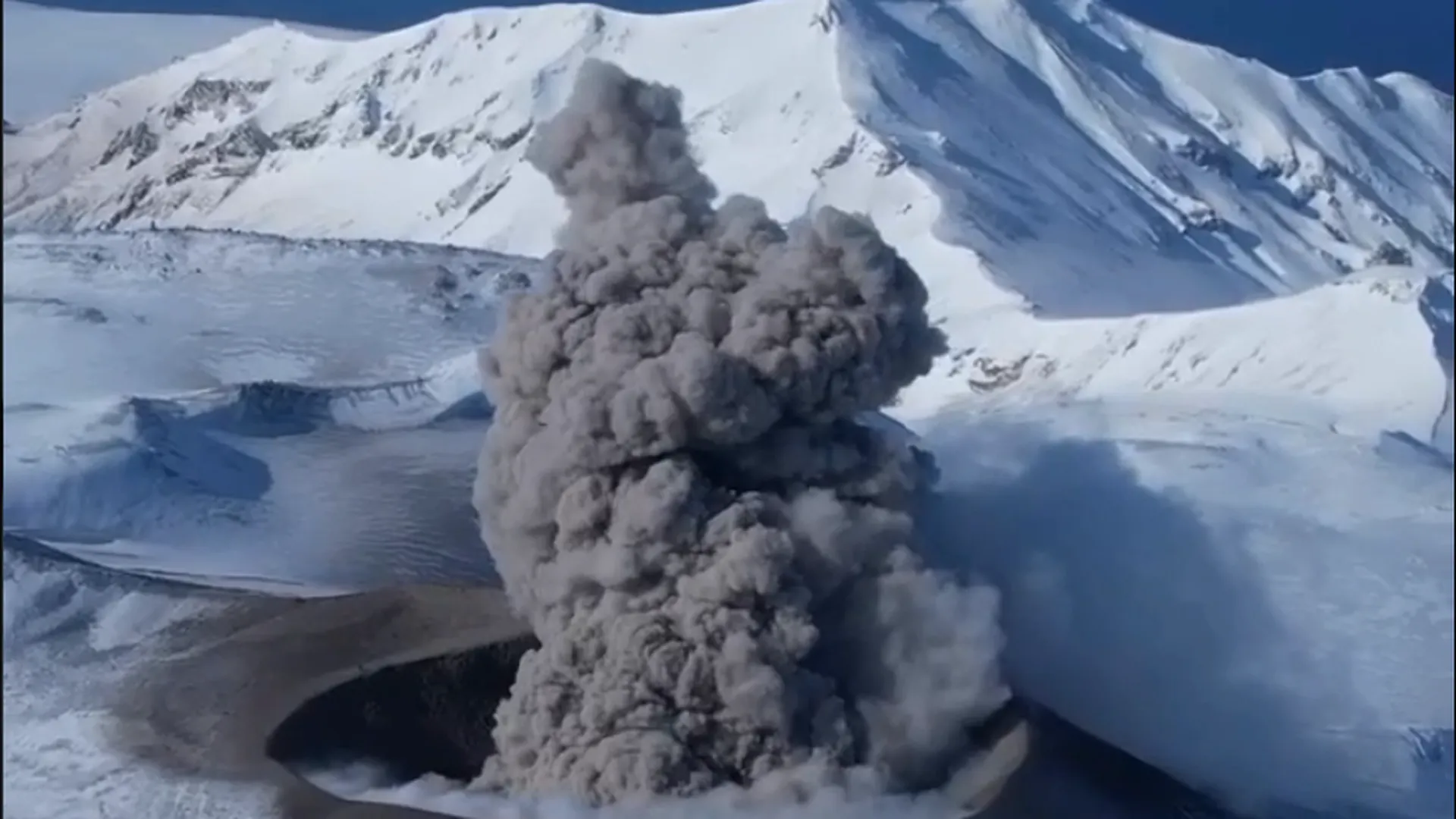 Курильский вулкан Эбеко выбросил столб пепла на 3 км