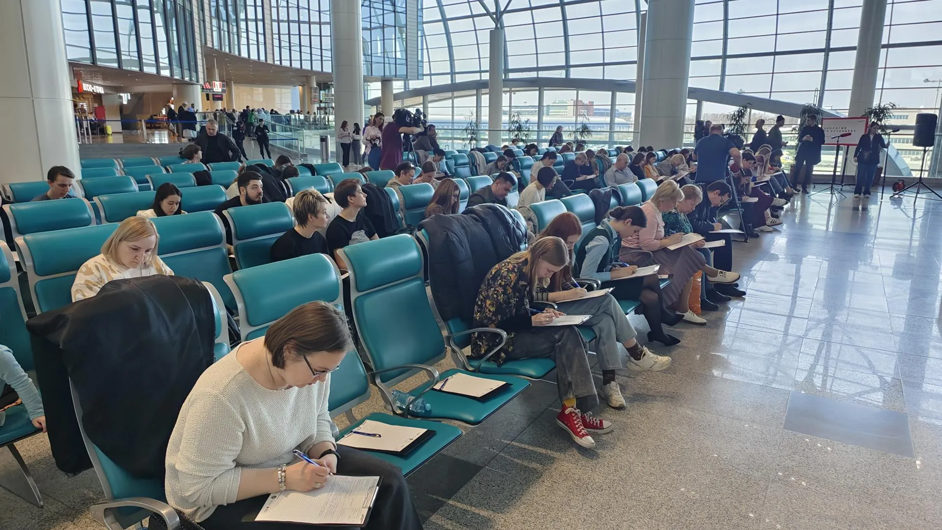 Жители Сургута написали «Тотальный диктант» в аэропорту