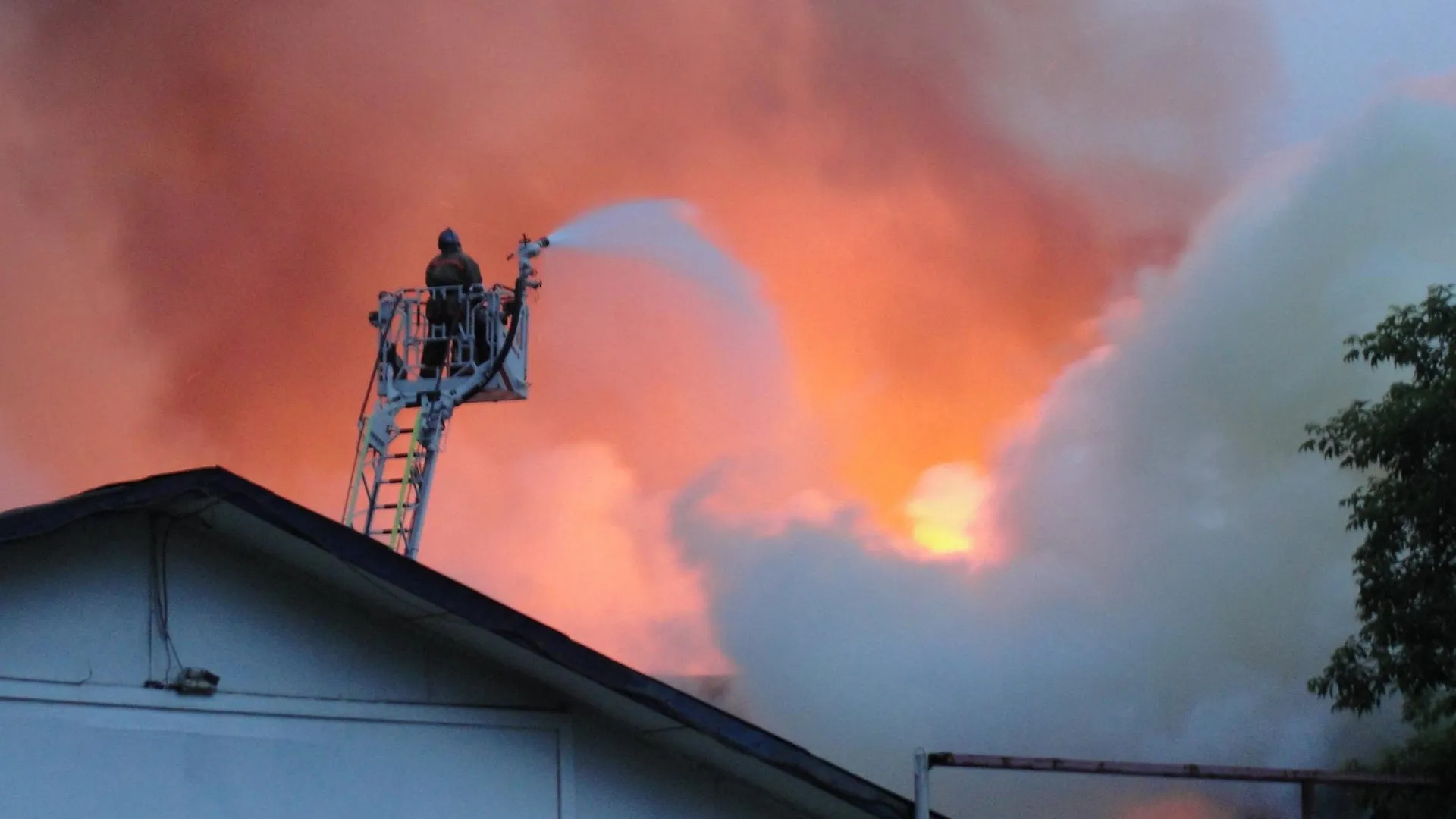 Крупный пожар произошел на складе, есть угроза распространения огня