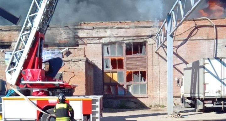 МЧС: пожар в цехе по производству керамических плит в Химках потушили