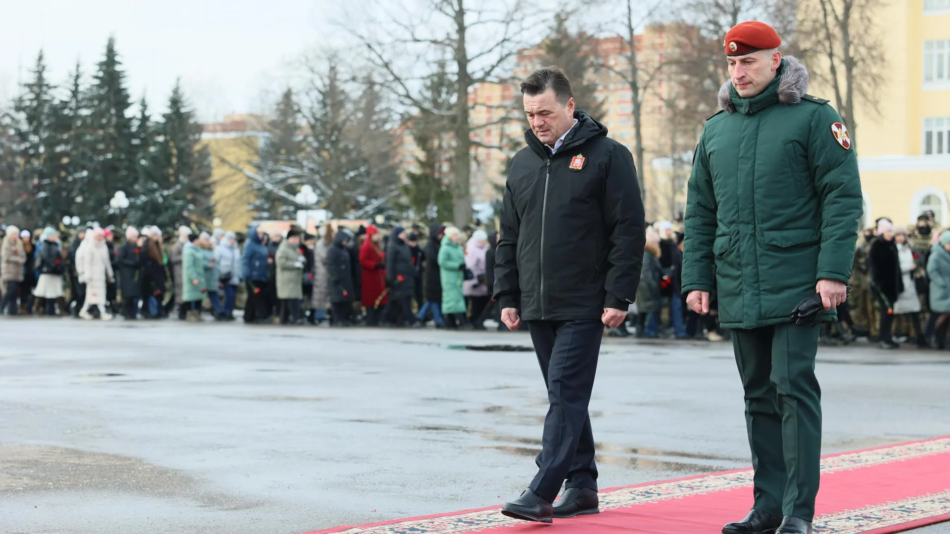 Воробьев возложил цветы к памятнику воинам‑дзержинцам трех поколений