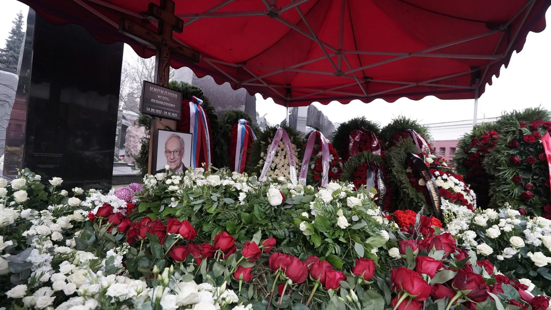 Игоря Кириллова похоронили на Новодевичьем кладбище рядом с Элиной Быстрицкой