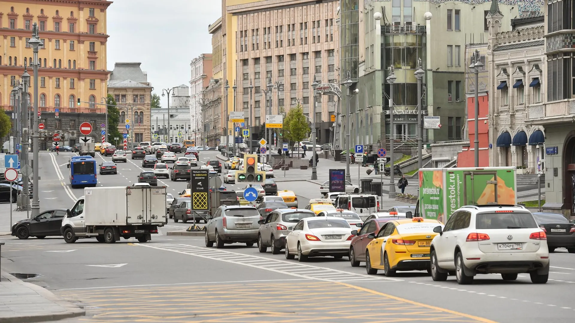 Схему движения транспорта временно изменят на улицах 4 округов Москвы