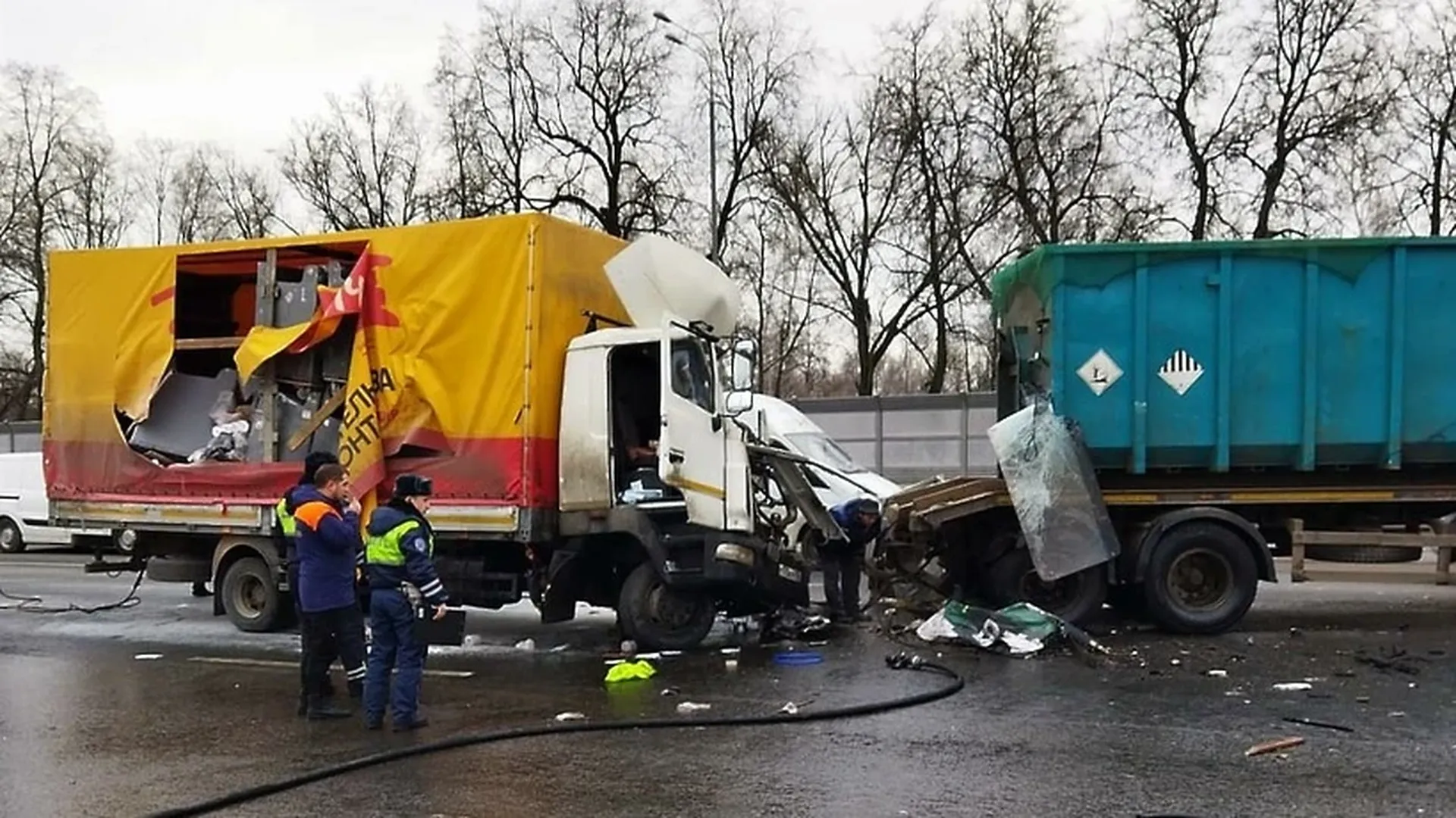 Спасатели Подмосковья достали из машины пострадавшего в ДТП с участием  грузовиков и маршрутки | РИАМО в Красногорске