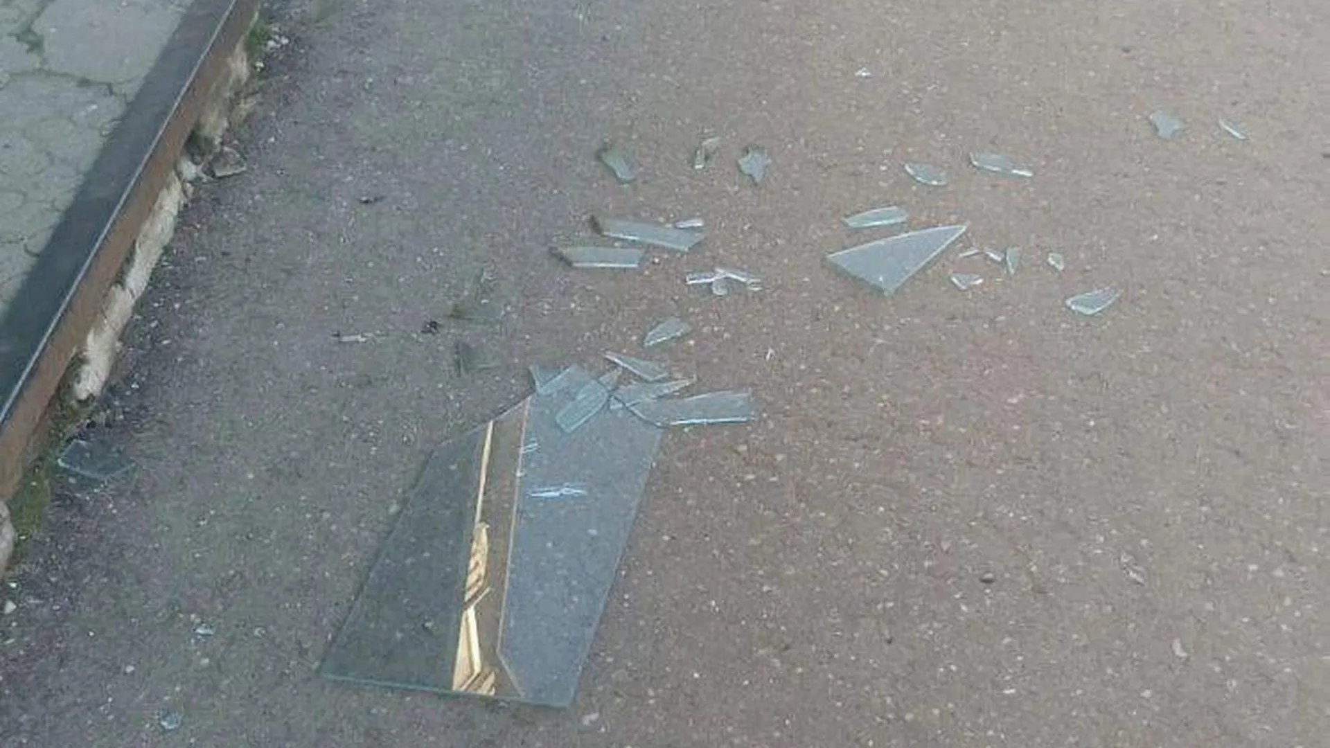 9-летний новгородец сбросил с балкона стекло на 2-летнюю девочку и убил ее
