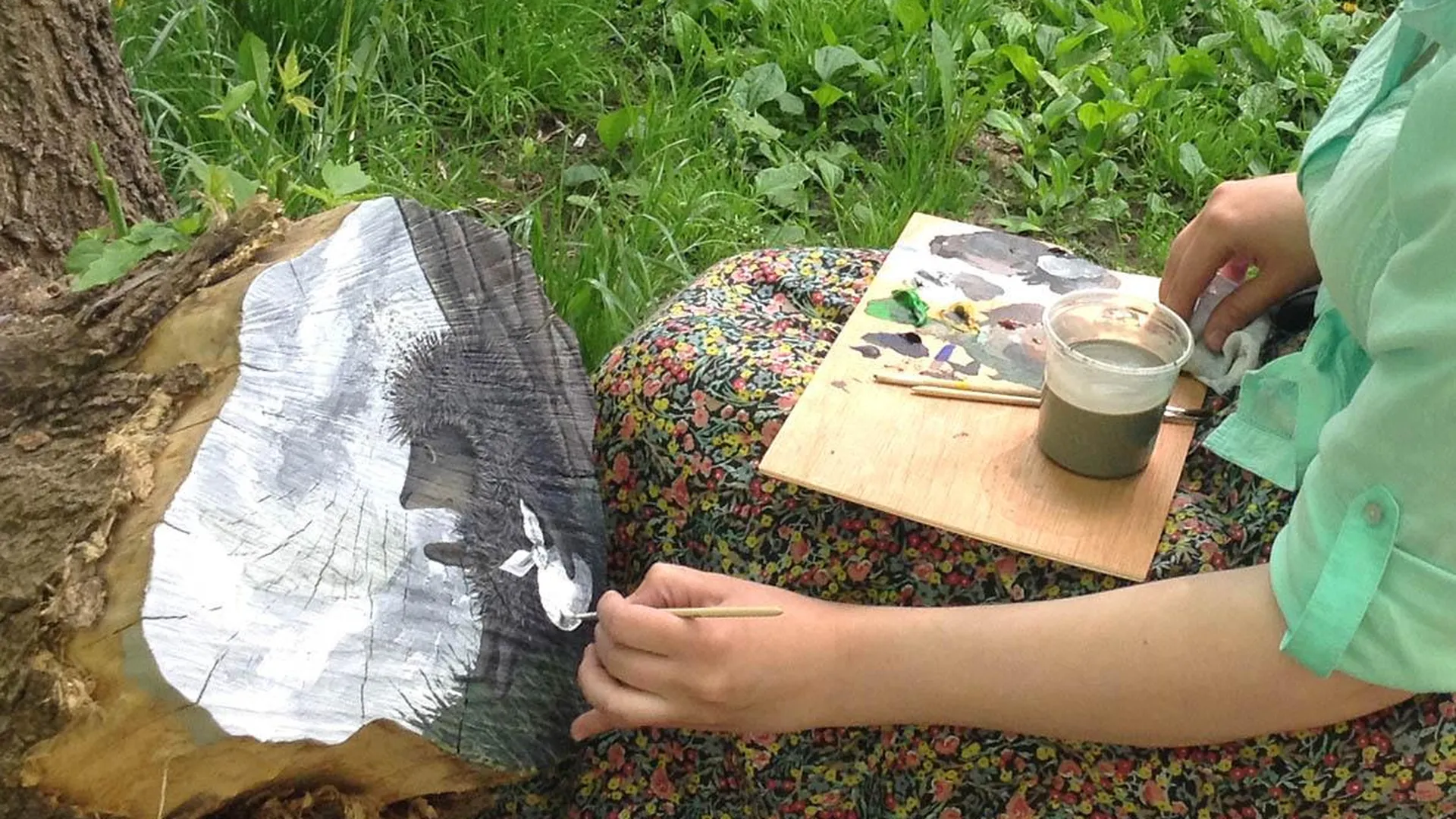«Не могу остановиться»: зачем художница рисует на деревьях и как найти ее картины в Москве