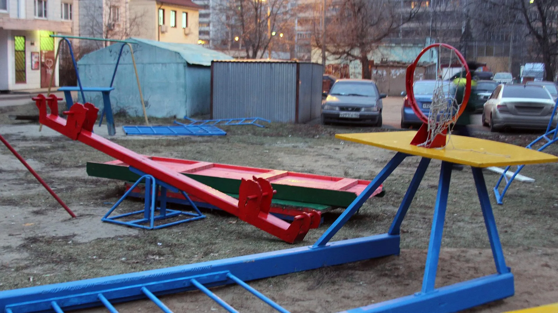 Более 50 детских площадок оборудовали в Подольске в 2012 году