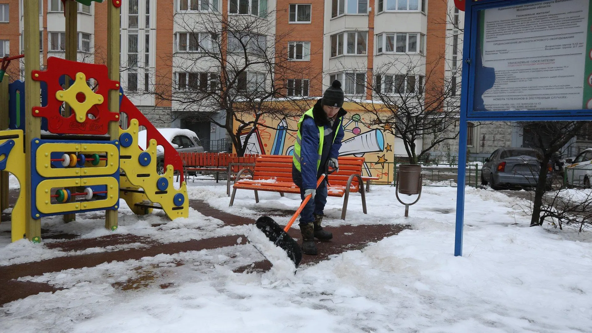 Коммунальщики Балашихи продолжают устранять последствия ледяного дождя |  РИАМО