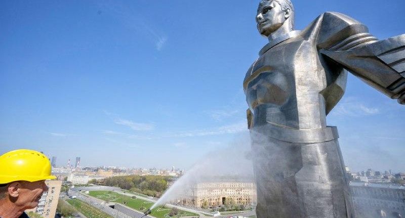 Памятник Гагарину на Ленинском проспекте промыли после окончания зимы