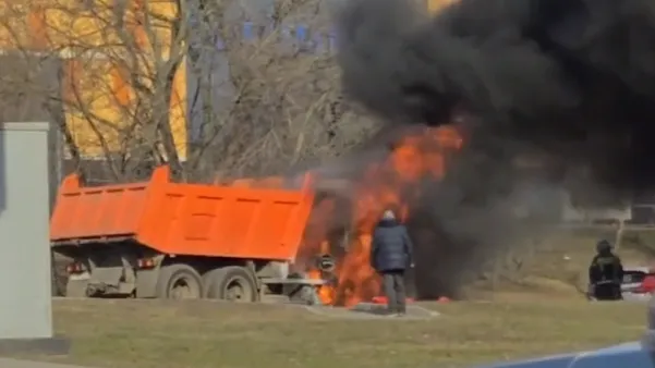 Огненное видео: «КамАЗ» охватил сильный пожар прямо у ТЦ в Москве