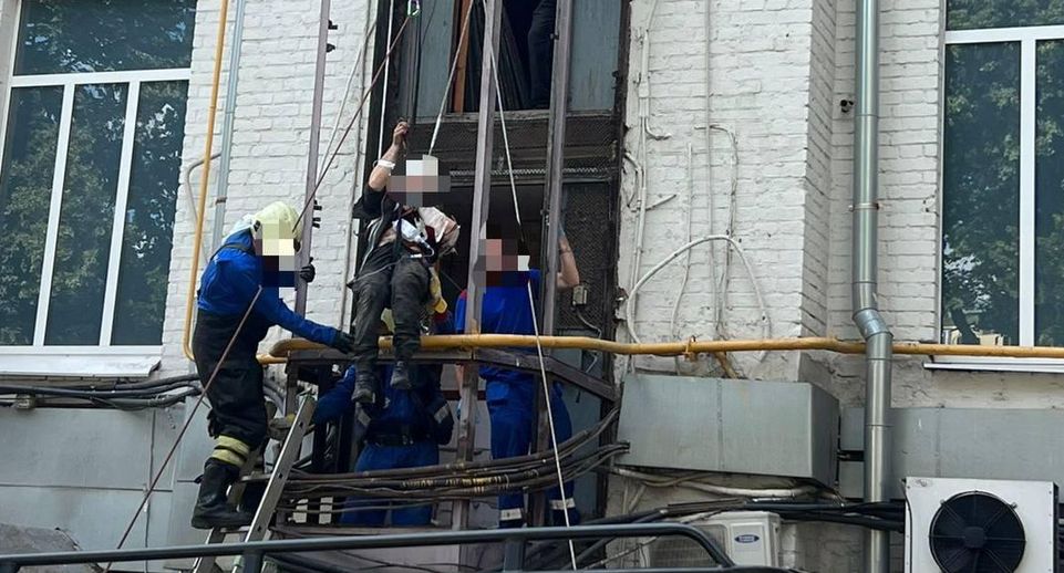 Один человек пострадал при падении наружного лифта в доме в центре Москвы