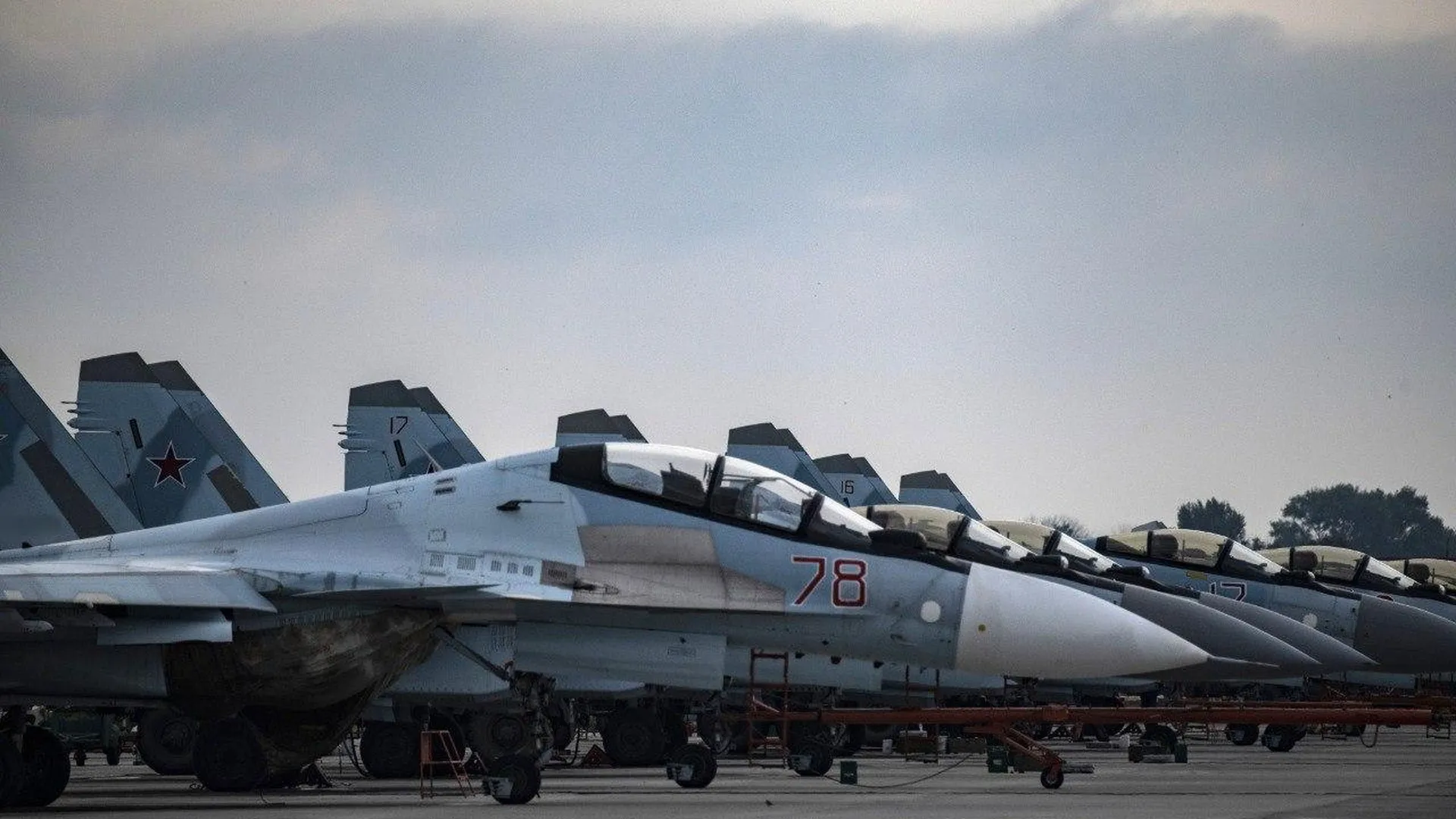 В ВКС России передали новые серийные истребители пятого поколения Су‑57