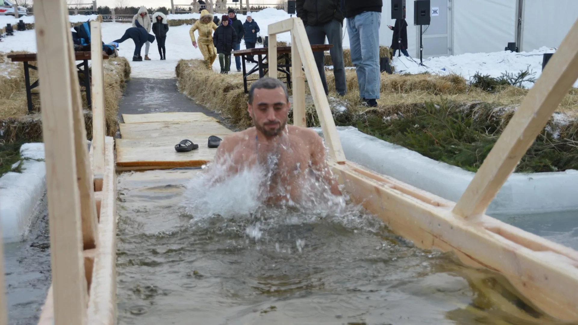 Число участников крещенских купаний на острове Русский в Серпухове превысило 2 тыс