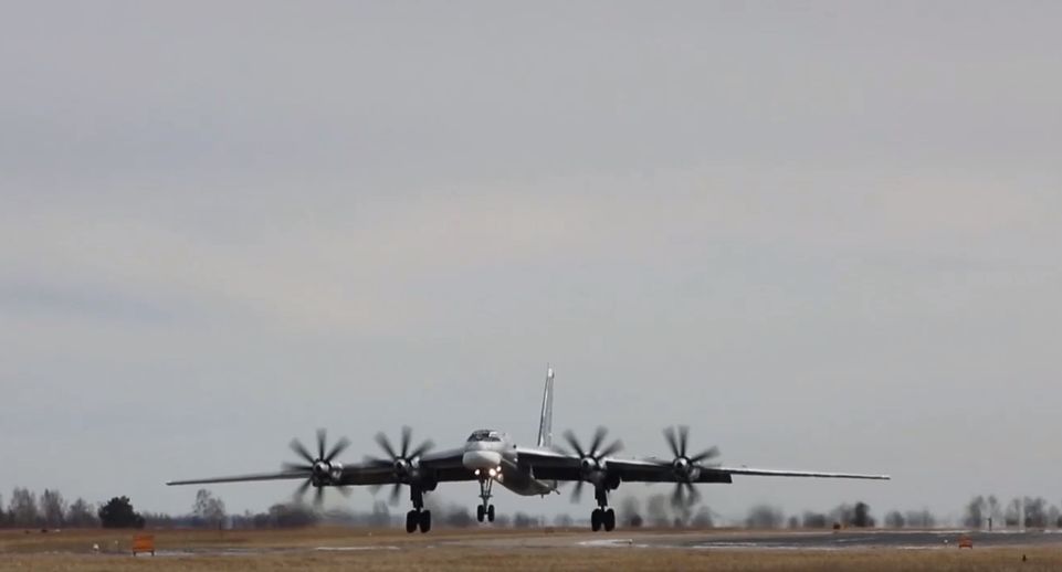 Два ракетоносца Ту-95мс ВКС РФ выполнили плановый полет вблизи побережья Аляски