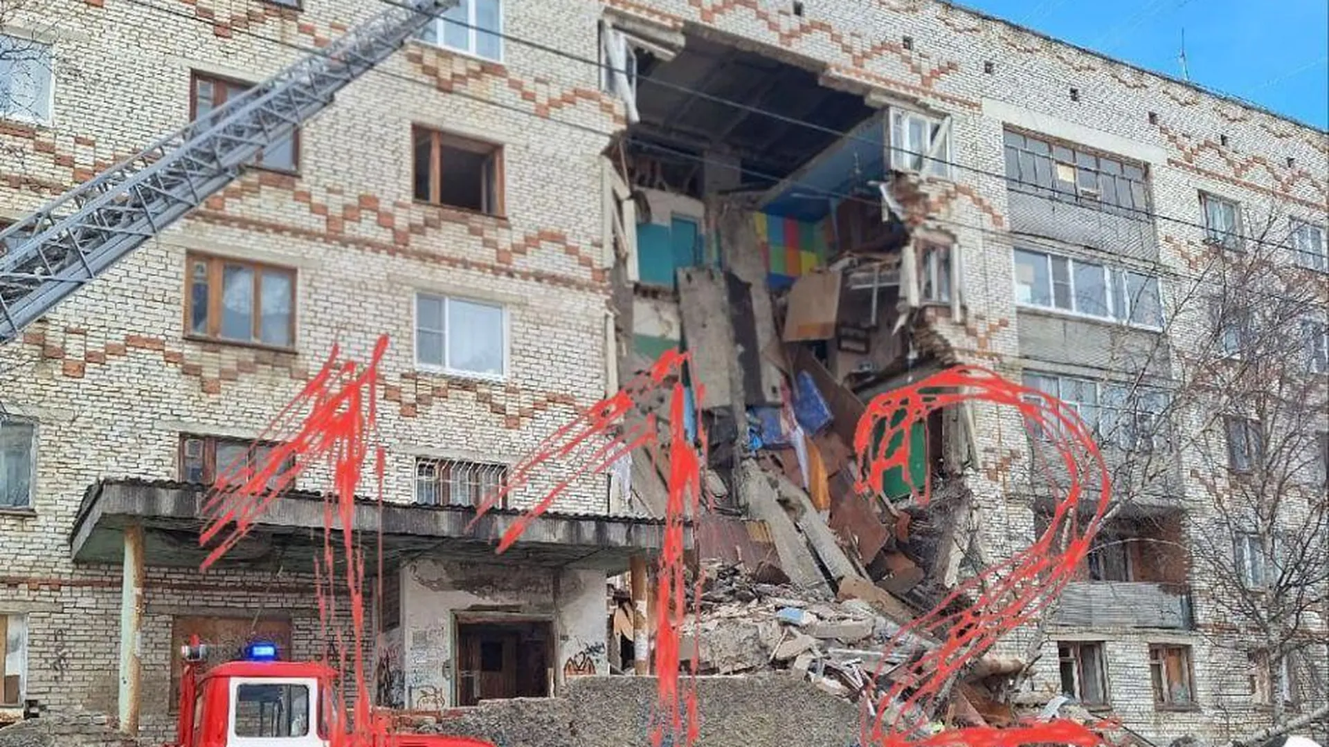 Часть общежития с 1 по 5 этаж обвалилась в Республике Коми