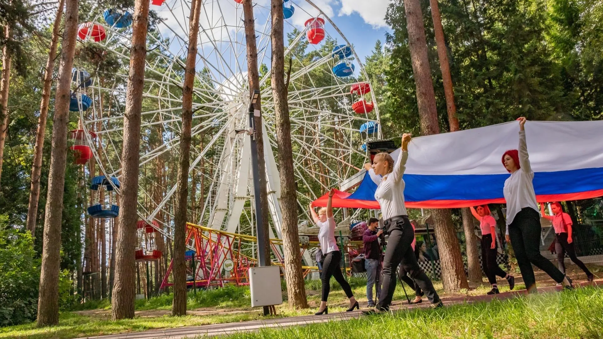 Церемонии поднятия российского флага проведут в детских центрах 22 августа