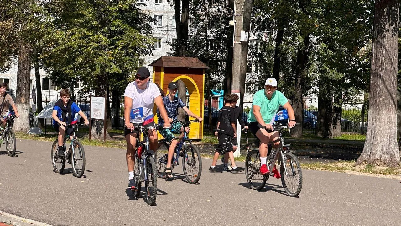 В Павловском Посаде прошел велопробег ко Дню государственного флага России