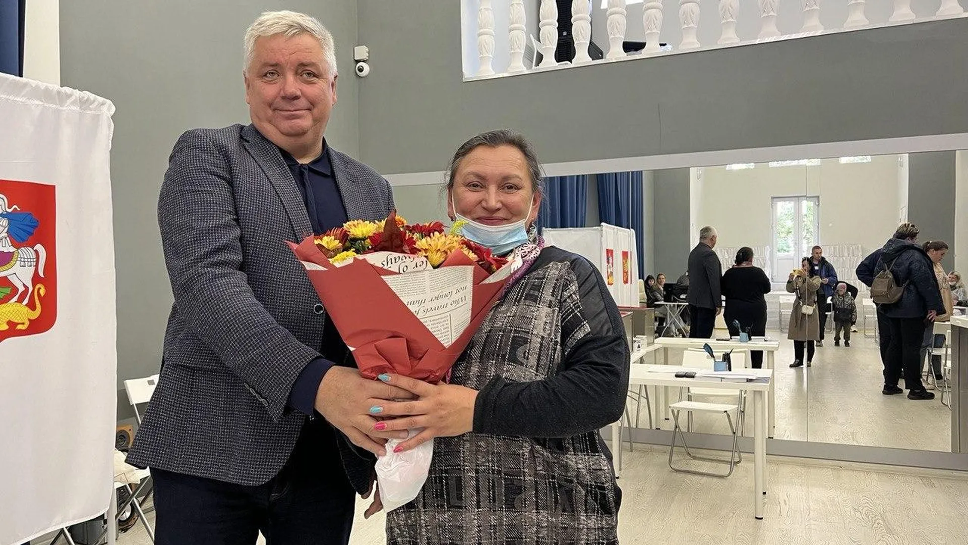 Депутат Мособлдумы вручил цветы председателю УИК Балашихи в день рождения