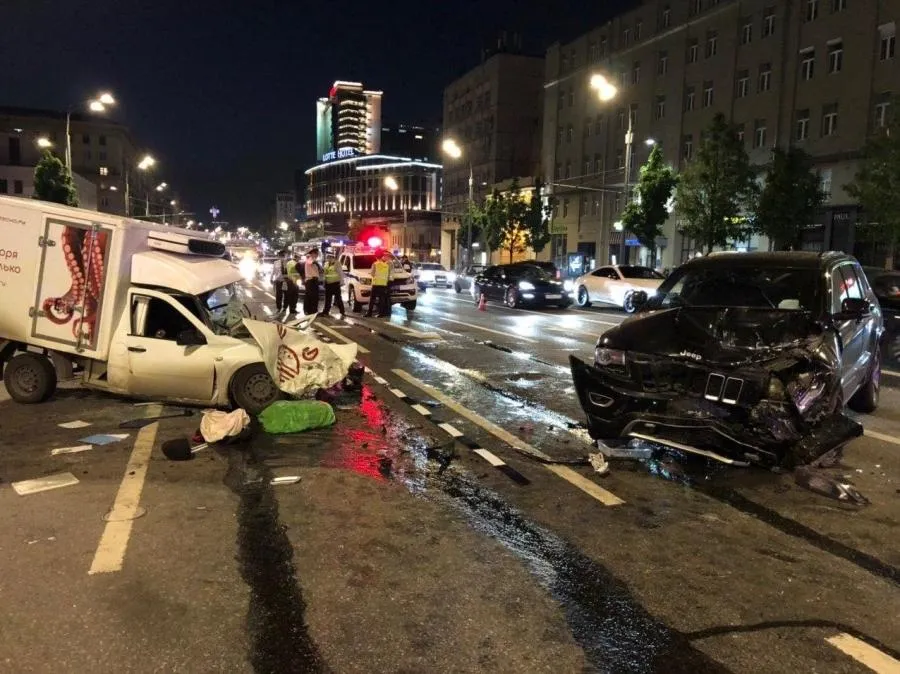 Место автомобильной аварии с участием актера Михаила Ефремова на Смоленской площади в Москве.